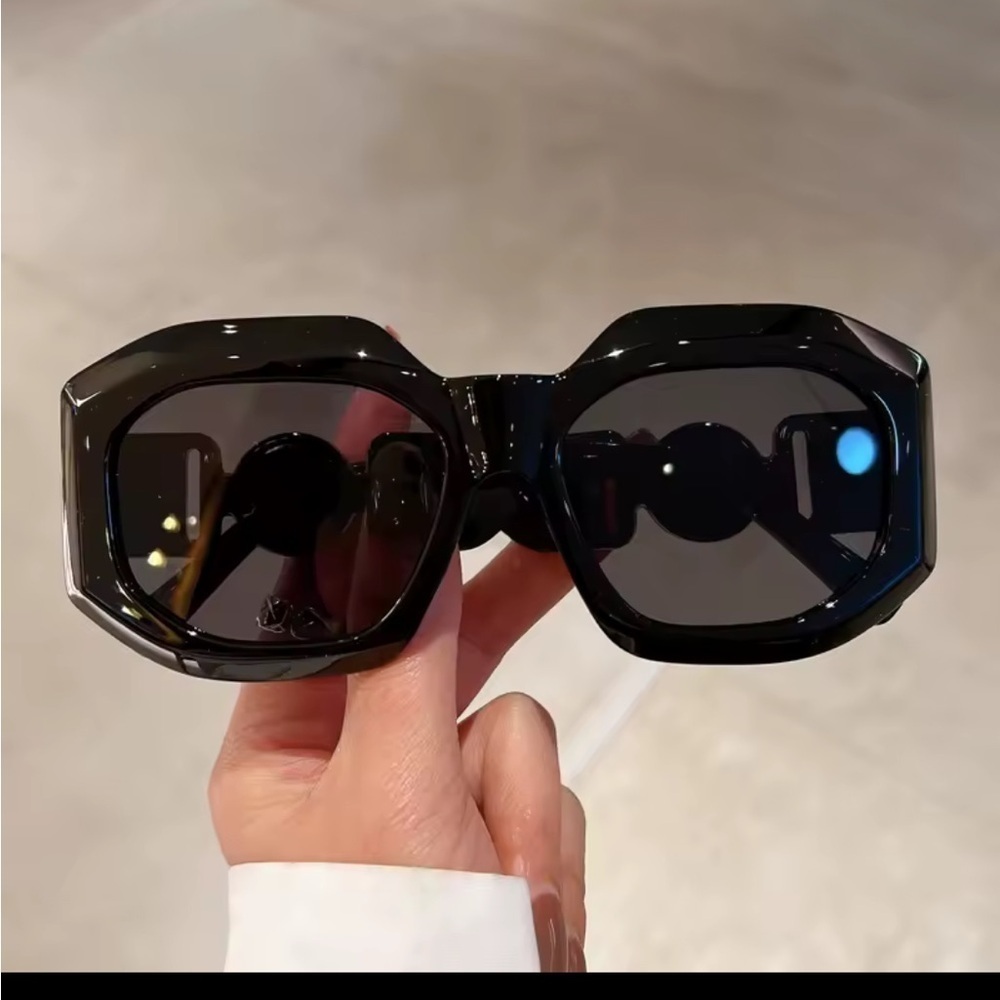 Black Octagonal Sunglasses with Chunky Frame
0401